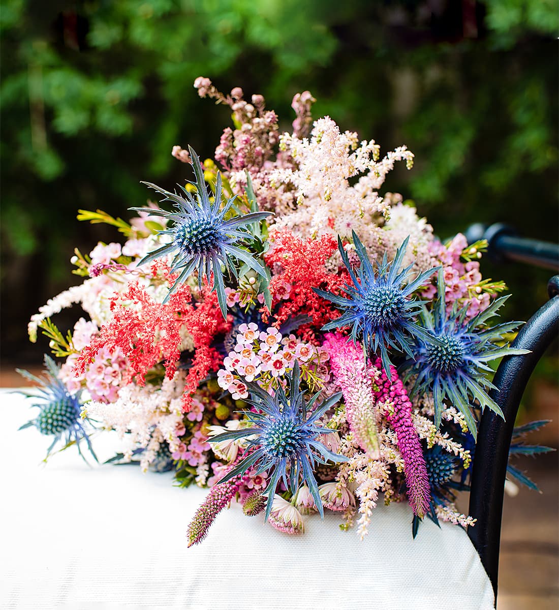 Rustic and Chill: 10 Ideas for Summer Wedding Bouquets and a Playlist for the Lounge Zone